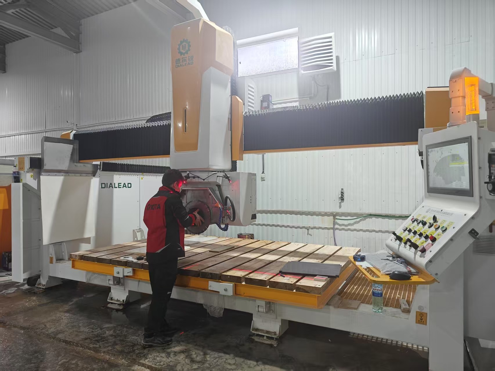 trường hợp công ty mới nhất về Máy cắt cầu 450mm 5 trục ở Klin